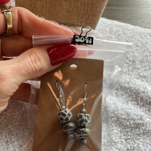 💐5/25 two pair dangle drop blue white barrel gold silver tone earrings - Picture 9 of 9